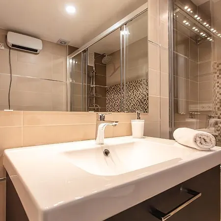 Holidays, Tripp, 1 Dormitorio, 4 Personas, Terraza Apartamento *